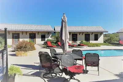 Image de Votre propre complexe près de la rivière Frio avec une piscine privée