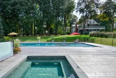 Image de Magnifique Westchester Home avec piscine, bain Ă remous, hammam et tennis!