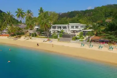 Image de Pack de luxe quotidien de 1600 $ Gratuit - Villa en bord de mer de 16 lits - Piscine privée, spa et salle de sport