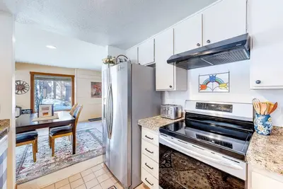 Image de Nouvellement rénové condo vue sur le ski w \/ piscine partagée, bain à remous, tennis, salle de jeux