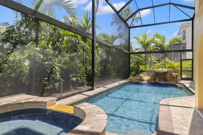 Image de 50 étapes à la plage. Piscine de style cascade, théâtre privé et plus