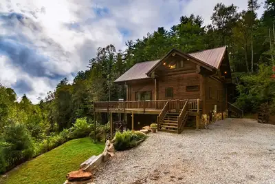 Image de Cabine de montagne d'évasion privée du couple avec cheminée et bain à remous sur le pont