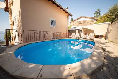 Image de Appartement de vacances avec piscine et vue sur la mer