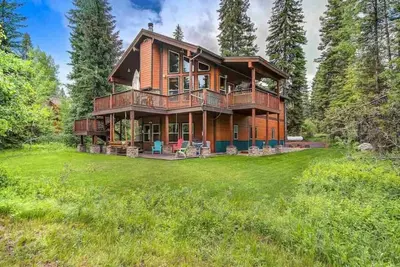 Image de Chalet McCall à Spring Mountain Ranch: piscine partagée, Club House, bain à remous privé et plus encore!