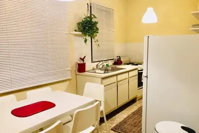 Image de Grand Emplacement Dans La RÉGION De Ocean Park 2 Br Grande Maison!