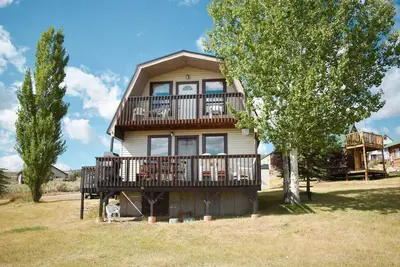 Image de Cozy Sweetwater Cabin- 2 chambres 2 salles de bain et mezzanine, pour 13 personnes avec de belles vues