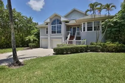 Image de Nouvelle location. Maison privée dans un quartier familial sécurisé, à pied de la plage et des magasins.