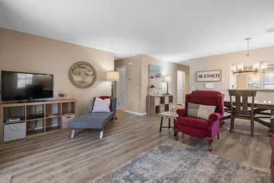 Image de Maison de ville 2-Bdrm mise Ă jour mignonne et confortable!