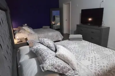 Suite 2, En Primer Piso Con Dos Camas Queen, Con Tv, Y Un Gran BAÑO