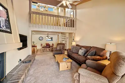 Image de Unit�� à 2 niveaux avec piscine, bains à remous, à pied de la base, cheminée, terrasse privée
