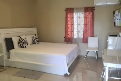 Image de 3 Bedrooms. 3 Bath includes Super Suite. Pool