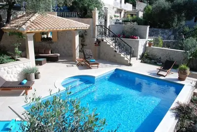 Image de Villa élégante avec piscine privée chauffée à quelques pas de la mer et du centre