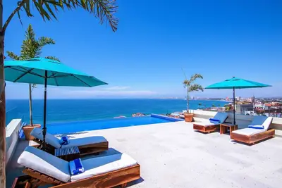 Image de Charmant condo avec superbe piscine à débordement