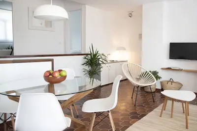 Image de Appartement confortable avec piscine et jardin.
