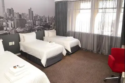 Image de Le Reef Hostel de Jhb propose des hébergements réservés aux adultes, un jardin et une terrasse.