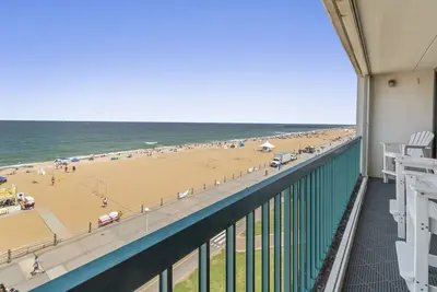 Image de 2 Bdrm 2 Bath maison avec balcon complet et vue imprenable sur l'océan