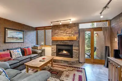 Image de Condo 3 Bdrm avec piscine ouverte toute l'année, bain à remous privé - À pied de tout, sur la ligne de bus gratuite