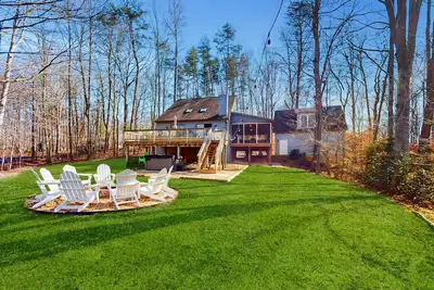 Image de Accueil au bord du lac avec quai, véranda, terrasse et foyer blindés - chiens Ok!