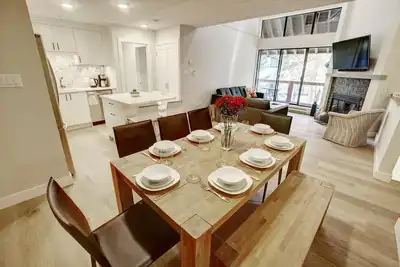 Image de Maison de ville moderne avec 3 chambres et 2 salles de bains à Snowberry Villas