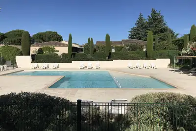 Image de mazet provençal au pied des alpilles, climatisé, dans un petit coin de paradis