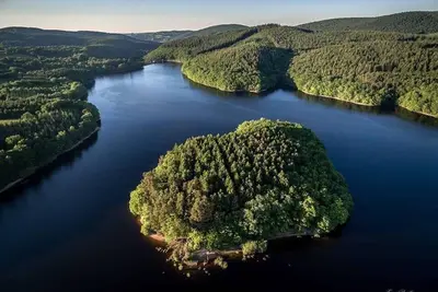 Image de Cottage du lac de Chaumeçon avec étang privé