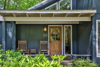 Image de Nouveau! Adorable Tree Tops Cottage / Family and Dog Friendly / 2 miles to Main St