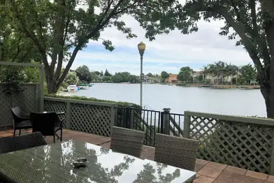Image de Maison moderne Lake City avec de nouveaux meubles de luxe