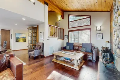 Image de Belle maison nouvellement modélisée avec bain à remous privé, piscine partagée, tennis et tennis de table