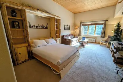 Image de Ce studio modernisé peut accueillir 4 personnes et dispose de beaucoup d'espace avec un lit escamotable et un canapé-lit.