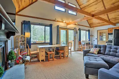 Image de Nouveau! Lake Ariel Home avec foyer et installations communes