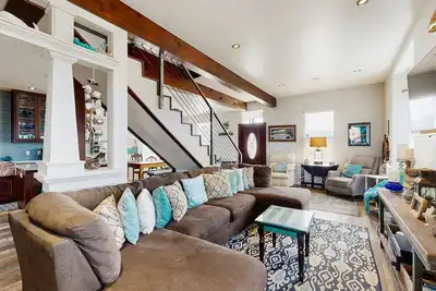 Image de Maison du 19e siècle emblématique et rénovée avec terrasse et cuisine personnalisée - à deux pas de la plage!