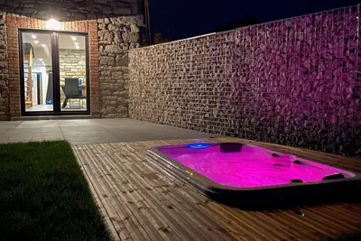Image de Ancienne grange rénovée avec jacuzzi extérieur.