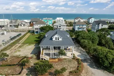 Image de Cleared To Land! Brand New 4-bedroom House with 2 Minute Walk to the Beach!