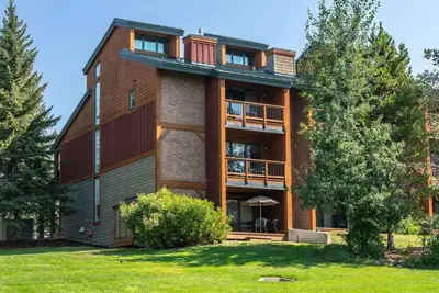 Image de Frais Nouveau Tout | Piscine + Spa + Sauna | Plan d'étage ouvert | Beaucoup de chambre à coucher