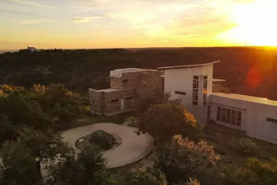 Image de Luxe dans les Texas Hills (House & Barndominium)
