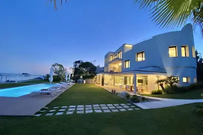 Image de Fenandgi villa de luxe pied dans l'eau avec piscine à débordement chauffée
