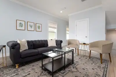 Image de Maison idéale pour les groupes, à 1 km de la plage!