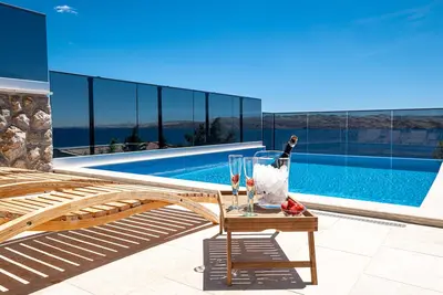 Image de Apartmani Matea avec piscine à débordement