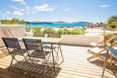 Image de Appartement climatisé avec accès direct à la mer! Terrasse les pieds dans l eau!