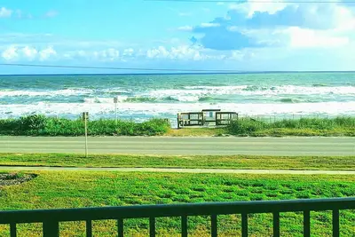 Image de 2/2 Oceanfront Retreat avec balcon privé surdimensionné