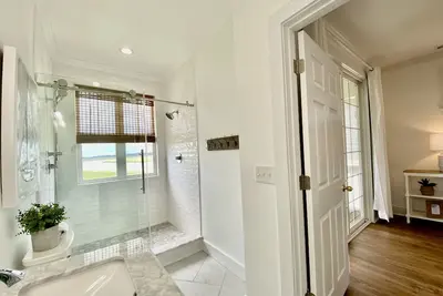 Image de Hiver, printemps, été et automne dans cette maison mise à jour de Marina Front!