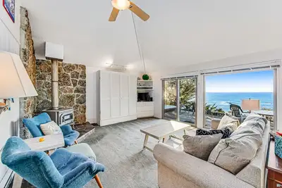 Image de Charmante maison en bord de mer avec un poêle à bois, un bain à remous privé et une vue sur l’eau!
