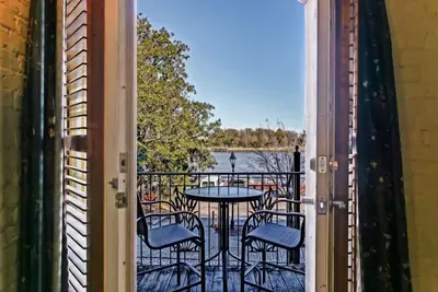 Image de Vues imprenables sur River Street avec balcon privé de Lucky Savannah