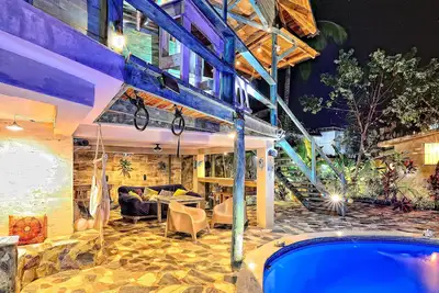 Image de Pension tropicale au bord de la piscine dans le jardin luxuriant et le meilleur quartier près de la plage