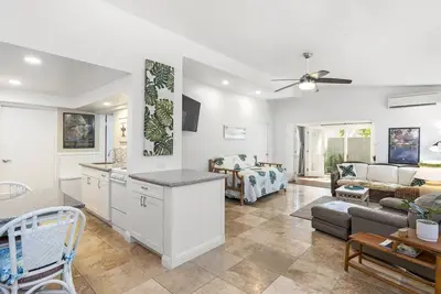 Image de Hi'ilani Hideaway climatisé avec cuisine complète - peut accueillir jusqu'à 4 adultes