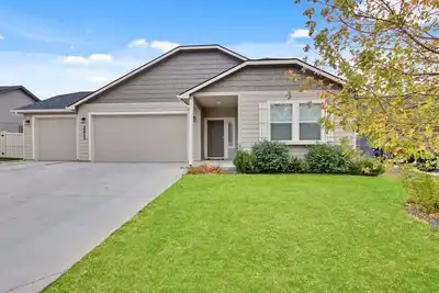 Image de Modern & Luxurious Private 3 bedroom home