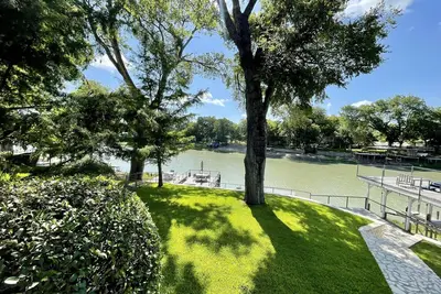 Image de Bungalow sur la rivière Guadalupe - Seguin, Tx