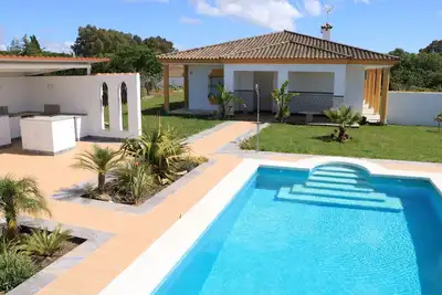 Image de Maison de campagne sur un grand terrain avec piscine, sauna et bel espace extérieur