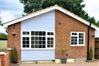 Image de Charmant bungalow de 3 chambres avec bain Ă remous