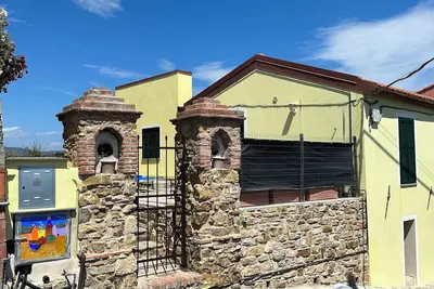 Dans le typique village ligure de Costarainera, à deux pas de la mer et de la piste cyclable